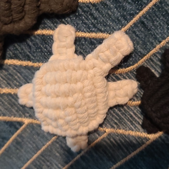 Hand crafted macrame turtles - Picture 4 of 5